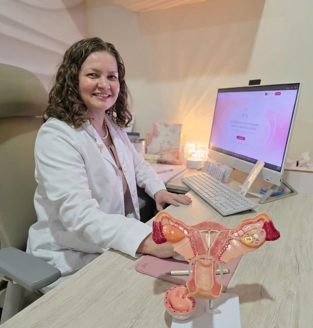 La Dra. Ekaterina Malaspina trabajando en el expediente digital de Asclepia en su consultorio